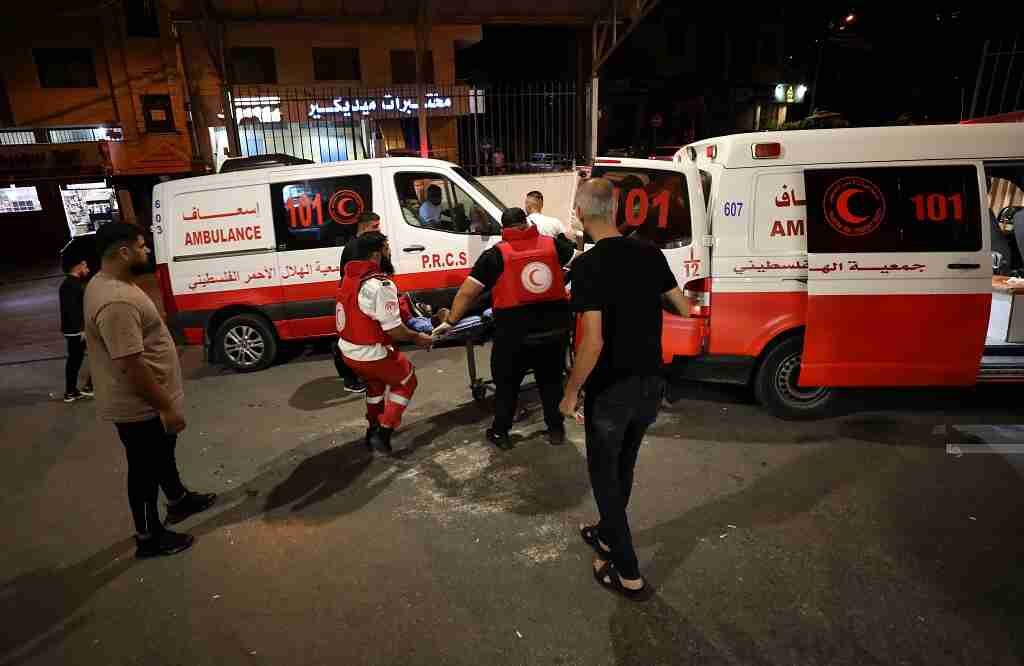 شهيدان أحدهما طفل وإصابة شابين برصاص الاحتلال ومستوطنين في الخليل