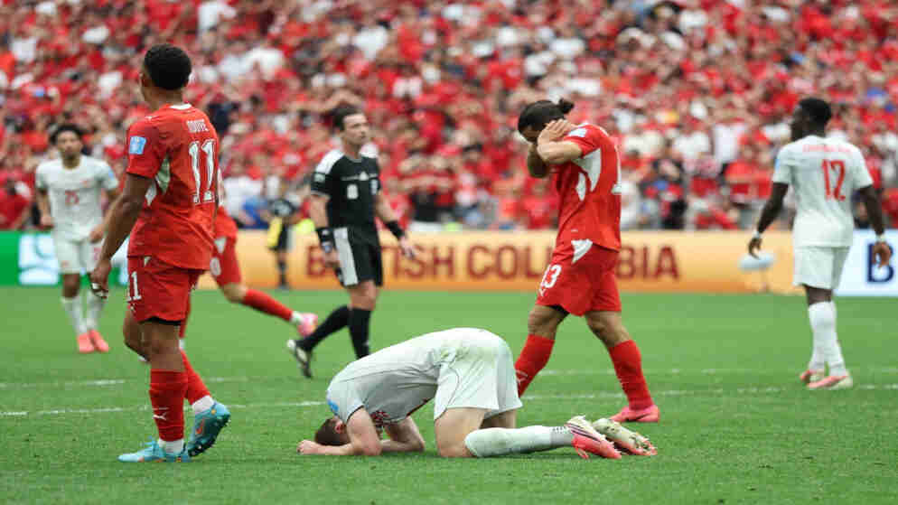 سويسرا تحسم صدارة المجموعة الثانية بفوزها على كندا 2-1 ويتأهلان سويا