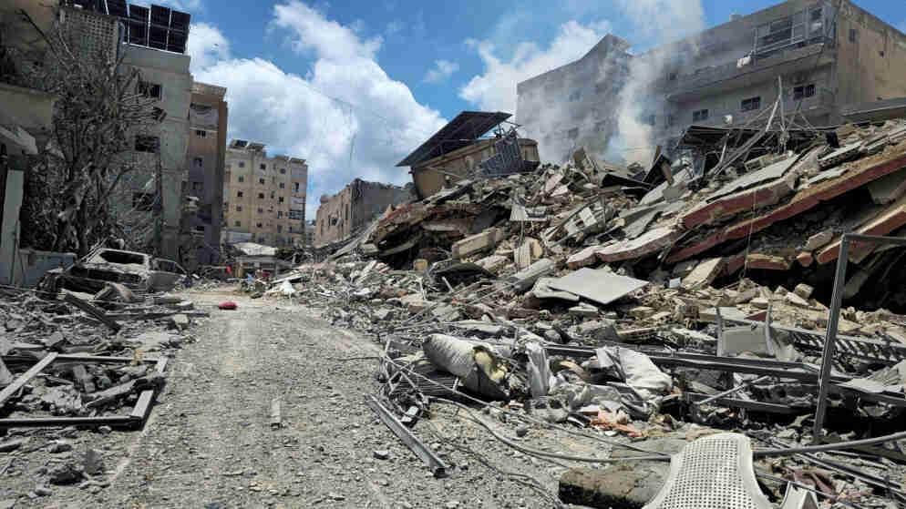 لبنانيون في مدينة صور يحاولون لملمة جراحهم ونفض غبار الحرب
