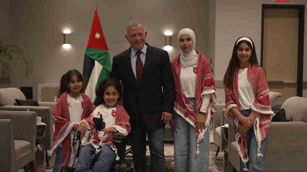 الملك يلتقي الطفل شهم في تكساس ويدعوه لحضور مباراة النشامى أمام الأرجنتين