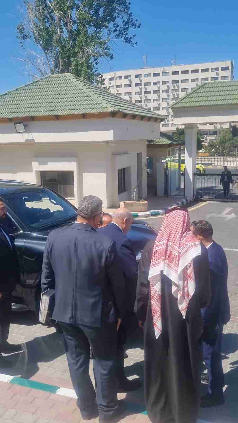 القاضي يستقبل مراجعين امام مجلس النواب ويقضي حاجتهم