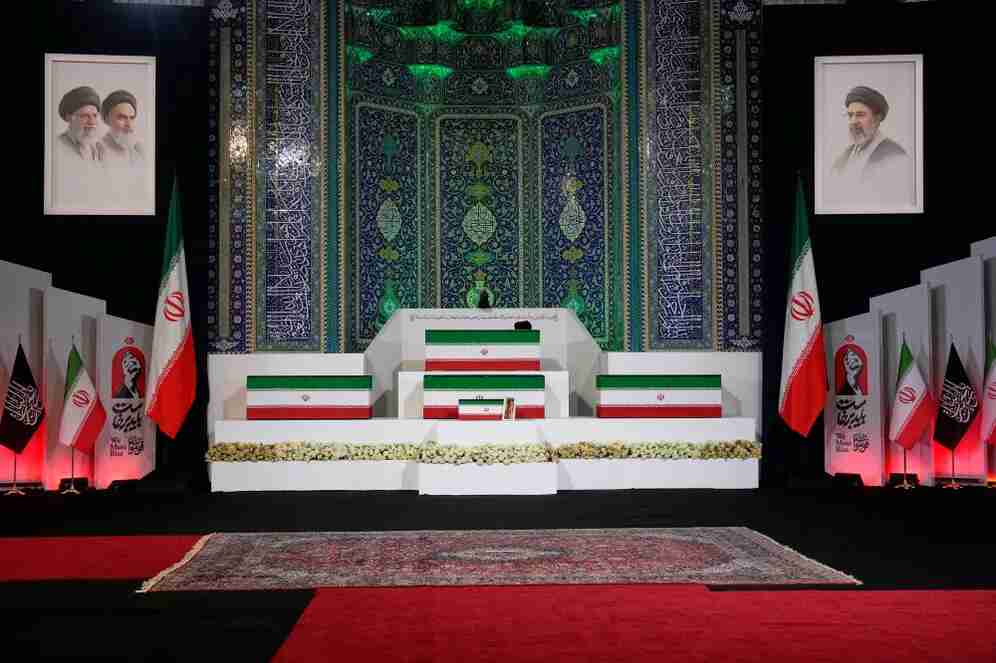 إيران تبعث رسالة تحدي إلى ترامب عبر جنازة مهيبة لعلي خامنئي