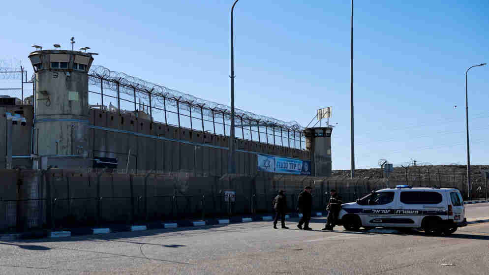 نادي الأسير: أكثر من 10 آلاف فلسطيني يقبعون في السجون الإسرائيلية