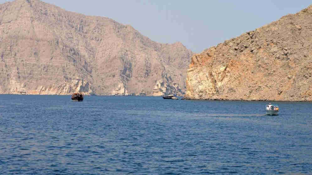إيران تغلق مضيق هرمز وسط تصعيد عسكري وجهود دولية لتأمين الملاحة
