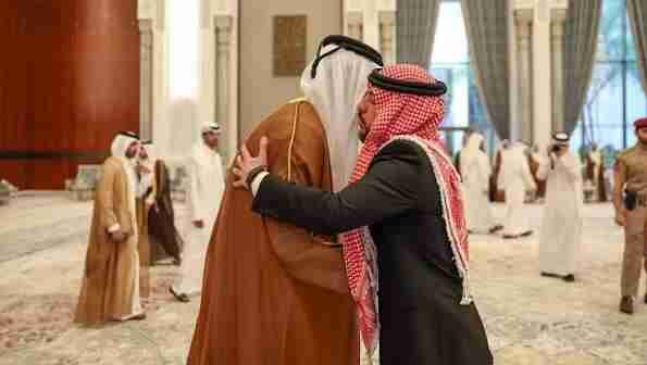 ولي العهد يقدم العزاء إلى أمير دولة قطر بوفاة الشيخ حمد