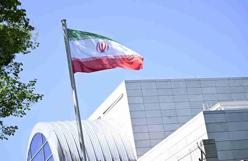 إيران: مضيق هرمز خط أحمر ونحذر من استهداف البنية التحتية