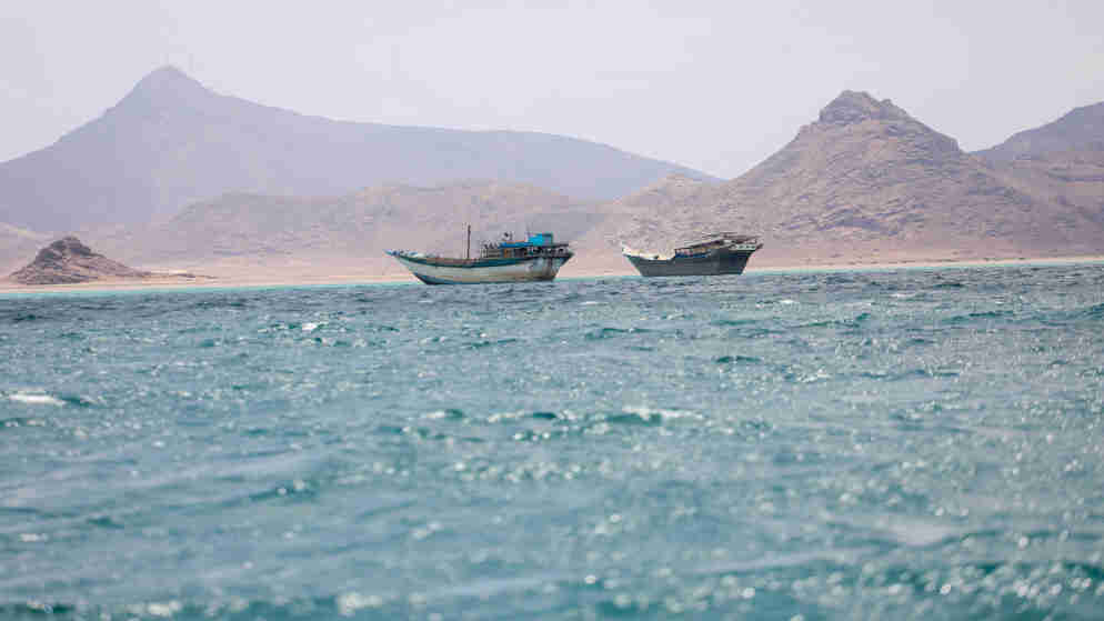 هيئة بحرية: أشخاص يعتلون سفينة في خليج عدن 