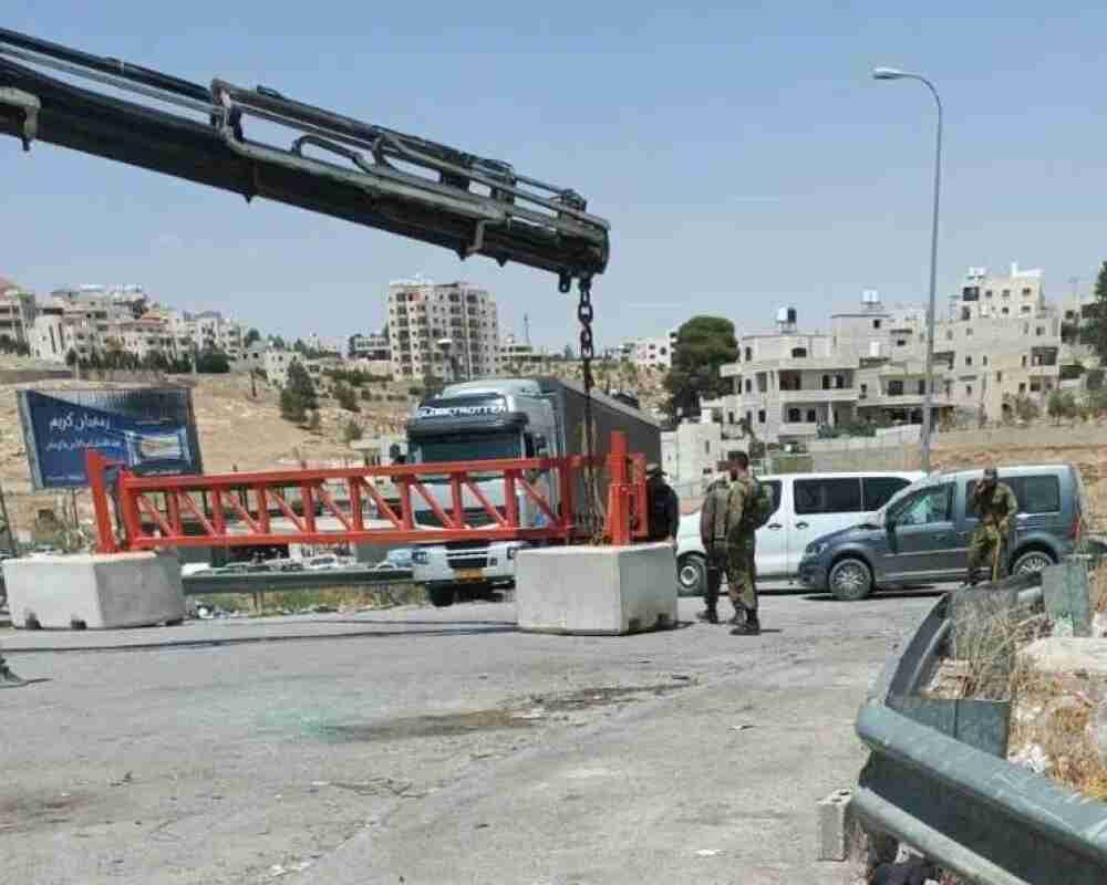 الاحتلال يضع مكعبات إسمنتية تمهيدا لتركيب بوابة عسكرية شمال غربي القدس